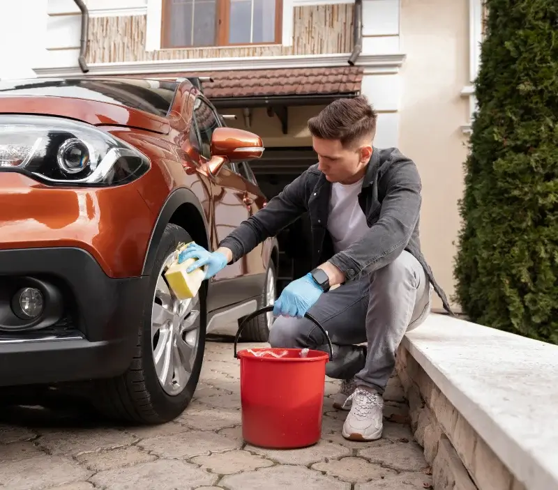 Lavage auto à domicile Sausset-les-Pins : professionnel intervenant sur un véhicule